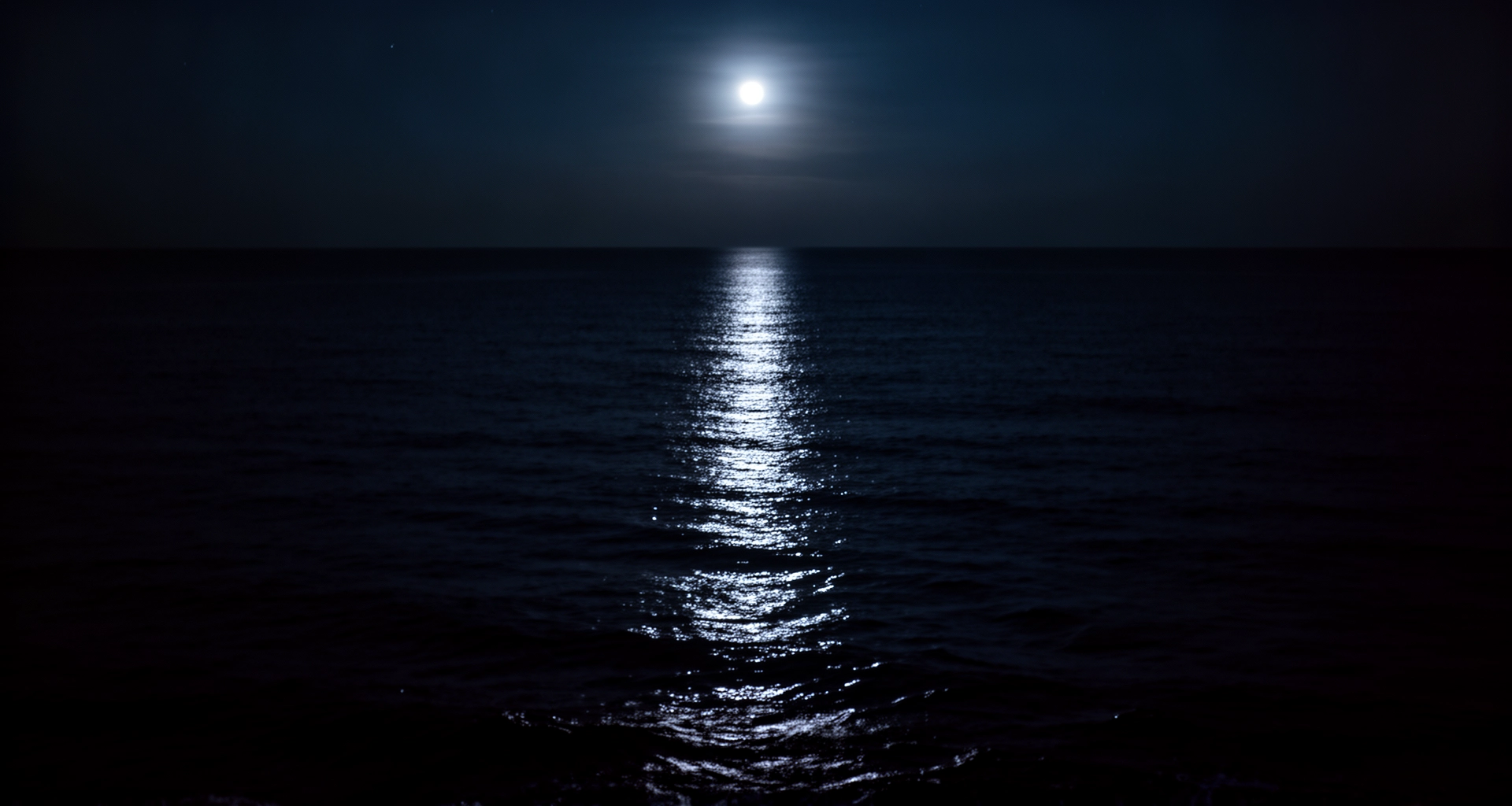 Océan nocturne, reflet de lune sur l'eau sombre